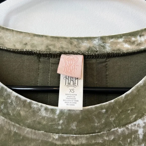 Elegant Green Velvet Dress - Picture 4 of 5